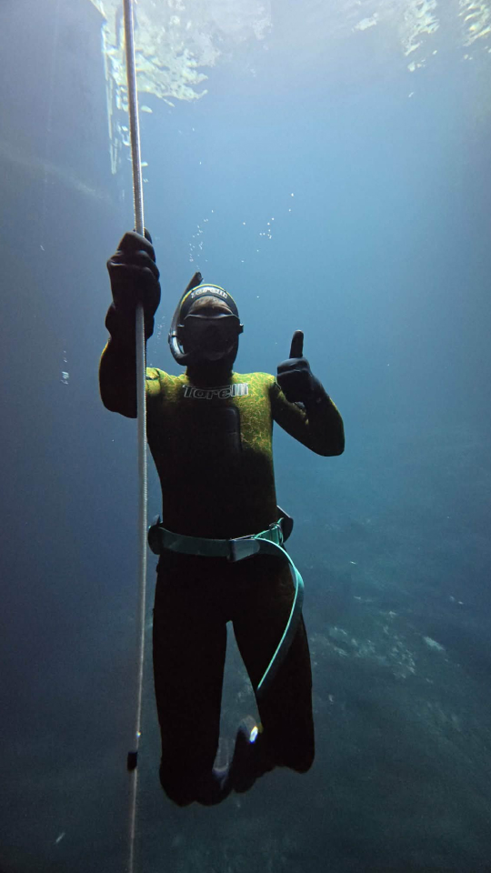 Freediving into Kilsby Sinkhole near Mount Gambier, South Australia